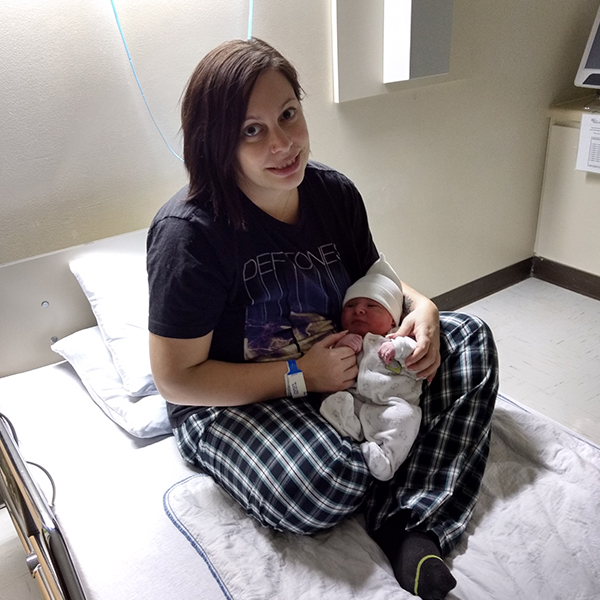 Femme avec un nouveau né dans les bras