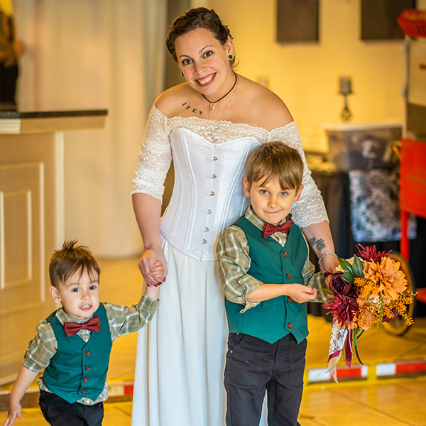 Une mariée avec ses deux enfants
