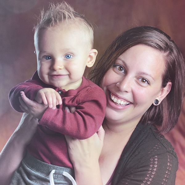 Maman avec son bébé dans les bras